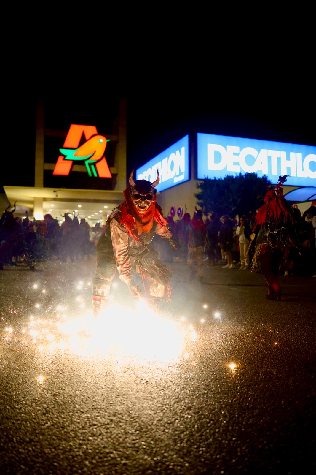 Demonio haciendo pirotecnia
