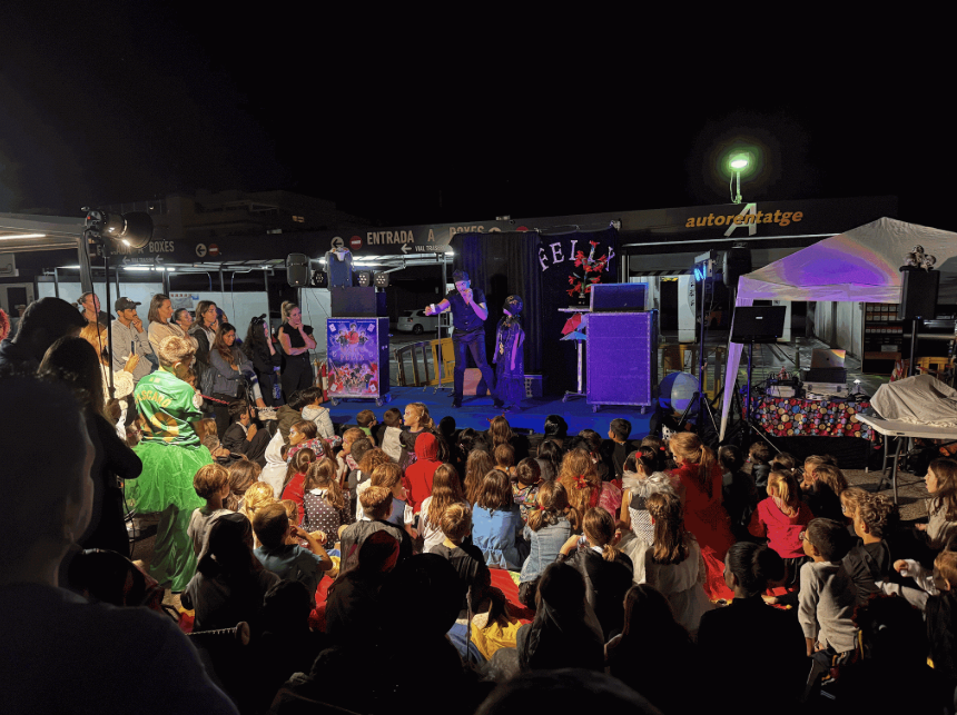 Niños atentos en el evento de Febrer