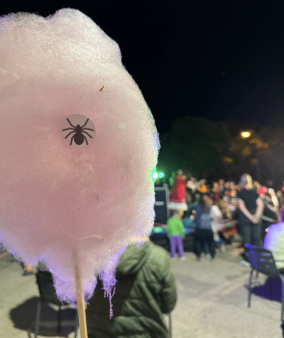 Algodón de azúcar con arañas en el evento de Febrer