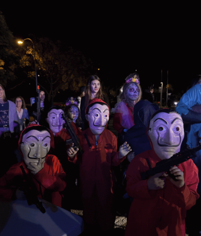 Chicos disfrazados con máscaras de La Casa de Papel