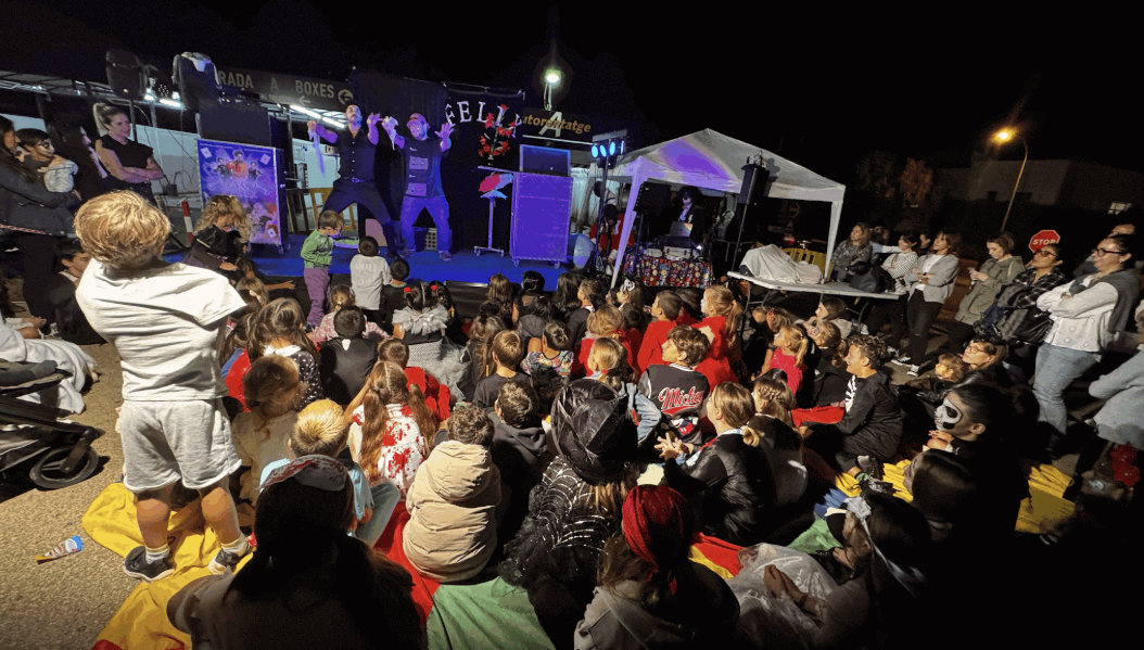 Niños celebrando en el evento de Halloween de Febrer