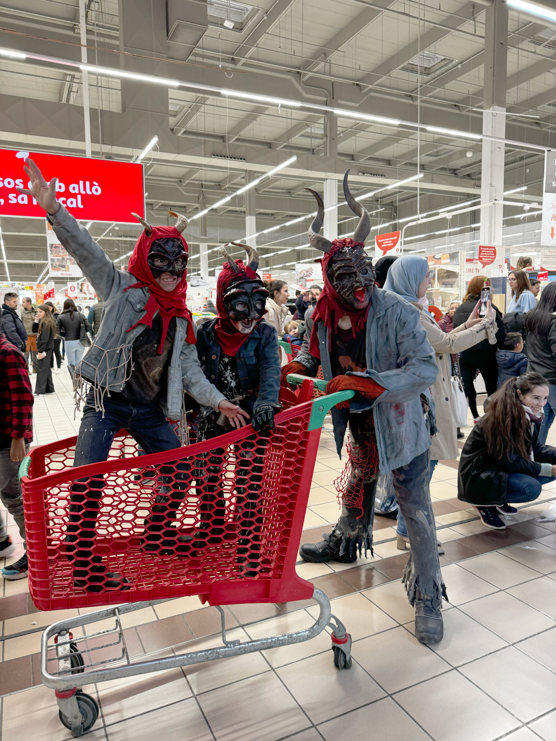 Familia disfrazada de demonio en Alcampo